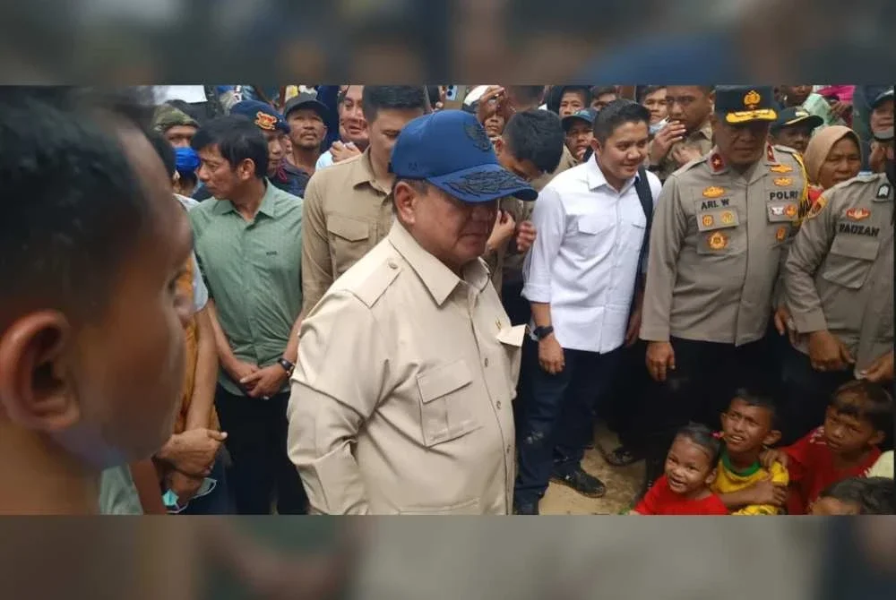 Prabowo semasa melakukan kunjungan turun padang ke Aceh pada Jumaat. Foto Agensi
