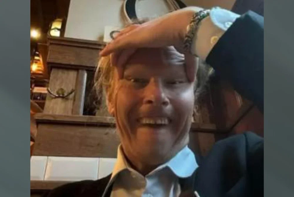 Salah seorang MP Finland yang membuat isyarat berbentuk penghinaan tersebut. Foto Agensi