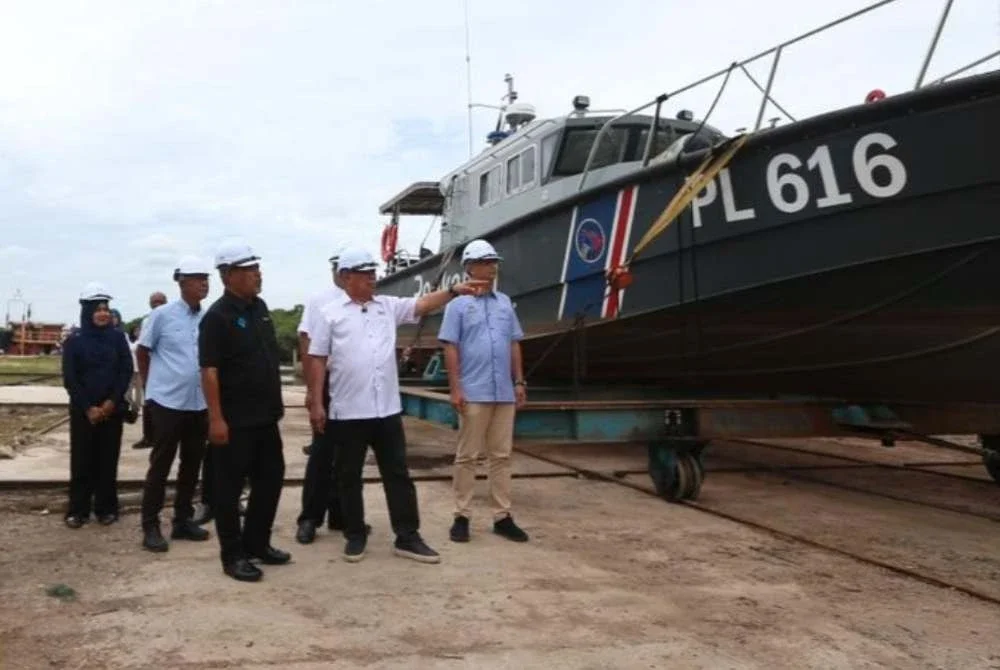 Mohamad meninjau Limbungan Kapal PNK Kuala Kedah pada Khamis.
