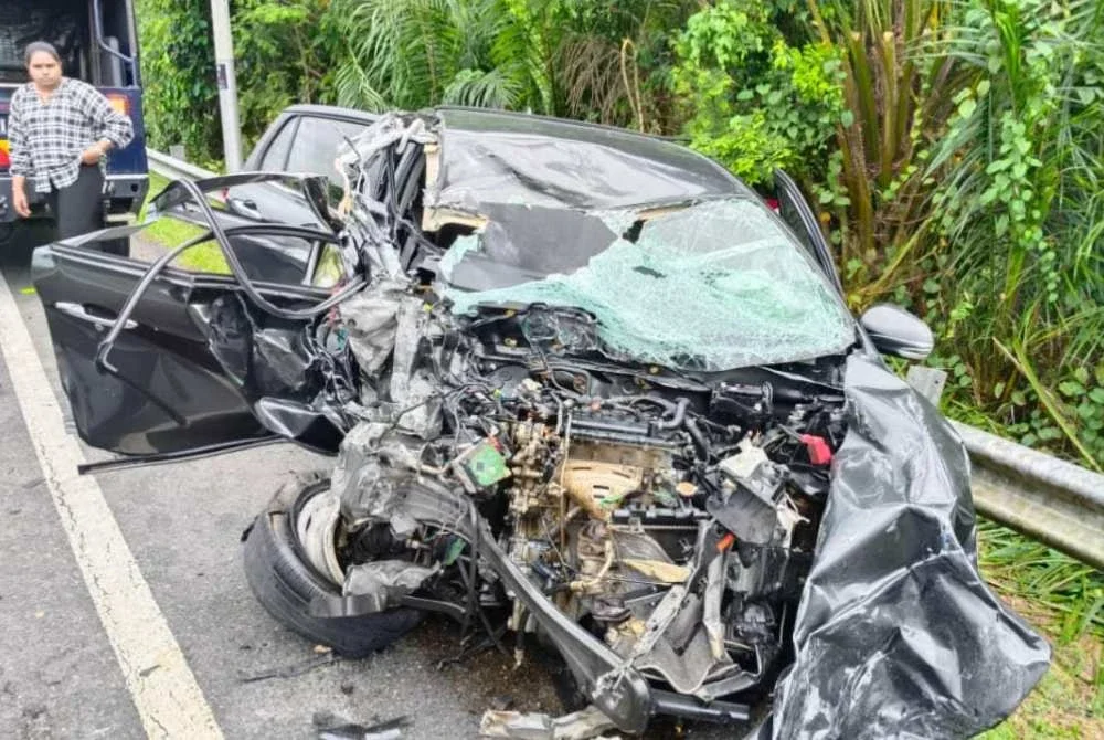 Keadaan kereta Myvi dipandu oleh wanita warga emas yang maut dalam nahas pada Khamis. Foto: IPD Kluang