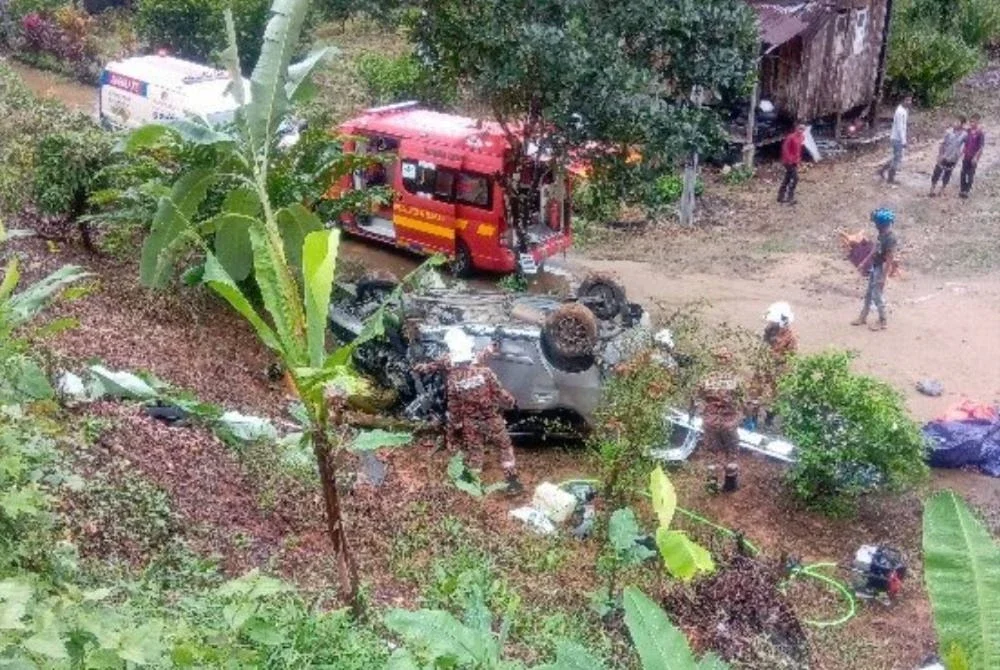 Perodua Alza terjunam ke bawah tebing jalan selepas bertembung dengan sebuah Toyota Lexus di Kampung Batu Melintang pada Khamis. Foto: JBPM