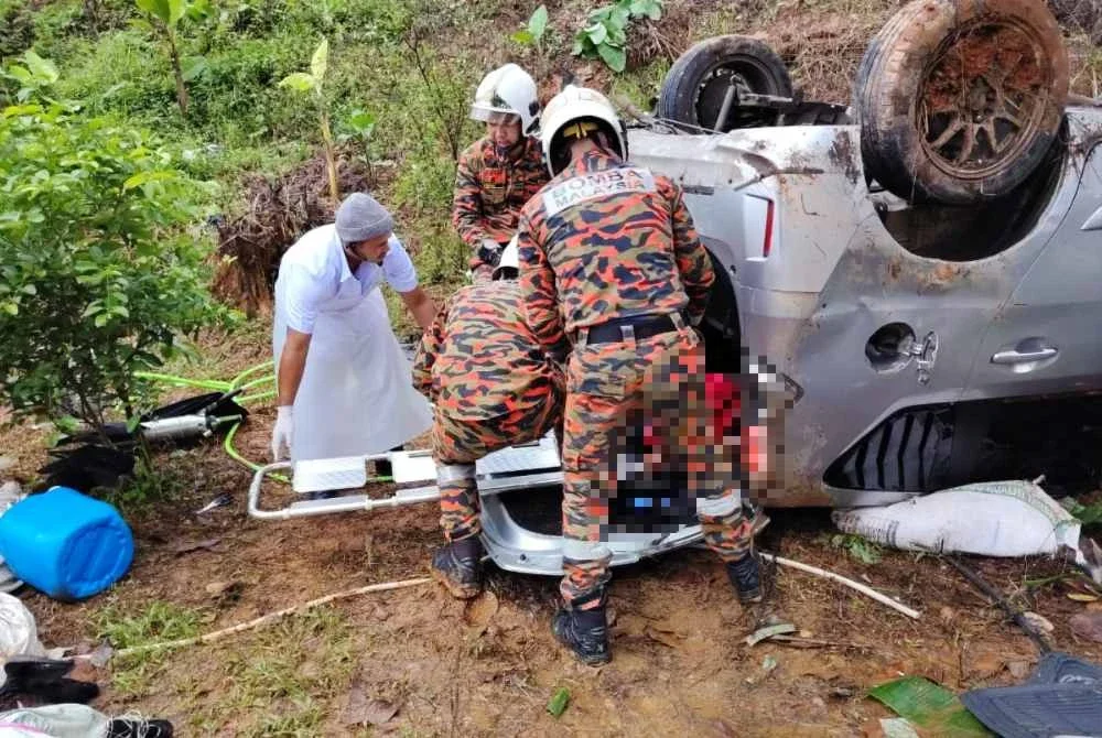 Pemandu MPV berusia 39 tahun bersama anak lelakinya berumur 16 maut di lokasi kejadian akibat kecederaan parah. Foto: JBPM