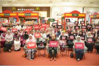 Duduk dari kiri, Ketua Pegawai Eksekutif Yayasan Sinar Untuk Malaysia – Rasuah Busters, Nurhayati Nordin, Awgkok Ahmad Taufik dan Ahli Jawatankuasa Pusat IKRAM, Dr Sabariah Baharun, merangkap Pengarah Mini Karnival HARA 2025 ketika merasmikan sambutan HARA 2025.