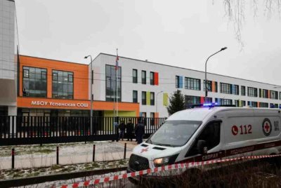 Pemeriksaan dilakukan unit pemusnah bom telah menemukan alat letupan yang diubah suai milik suspek. Foto Agensi