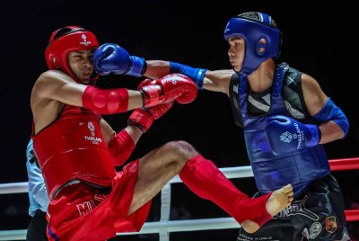 Miki (kanan) beraksi menentang Suphakon Sirilun pada perlawanan akhir kategori 57 kilogram Muay Thai. Foto Bernama
