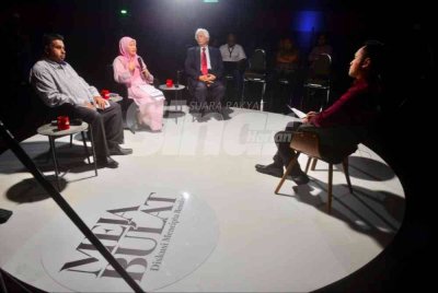 Bekas CEO Prasarana, Datuk Ridza Abdoh (dua dari kanan) ketika program Meja Bulat: Diskusi Mencipta Resolusi yang membincangkan ‘Masalah Rel Lembah Klang: Sampai Bila Mahu Sengsara?’ disiarkan di platform digital Sinar Harian. FOTO SINAR HARIAN/ ASRIL ASWANDI SHUKOR.