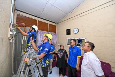 Akmal (dua dari kanan) meninjau penuntut UniMAP melaksanakan kerja pemeriksaan dan pembaikan pendawaian elektrik di kediaman penduduk sempena Program Cahaya Prihatin di Kampung Utara, Padang Besar.