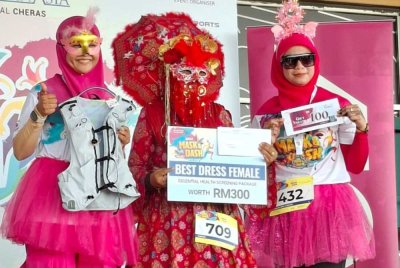 Pemenang anugerah pakaian terbaik Mask & Dash 5KM Fun Run bergambar dengan hadiah yang dimenangi mereka selepas tamat larian.
