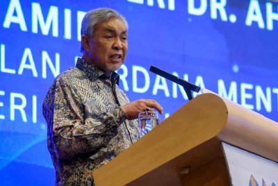 Ahmad Zahid berucap pada Majlis Makan Malam Mesyuarat Agung Perwakilan Tahunan Kali Ke-43 Koperasi Peserta- Peserta Felcra Malaysia Berhad di World Trade Centre, Kuala Lumpur malam ini. Foto Bernama