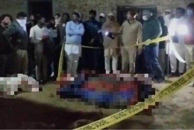 Pasukan polis berjaya mengeluarkan ketiga-tiga mayat daripada lubang tersebut. Tangkap layar gambar daripada sumber video NDTV