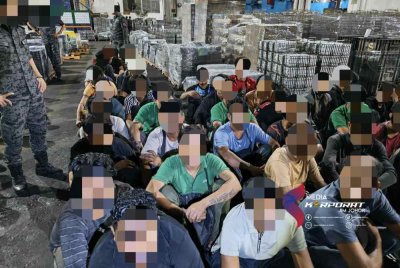 Antara warga asing yang ditahan selepas Imigresen menyerbu sebuah kilang komponen komputer di kawasan Perindustrian Tebrau, Johor Bahru. Foto JIM Johor