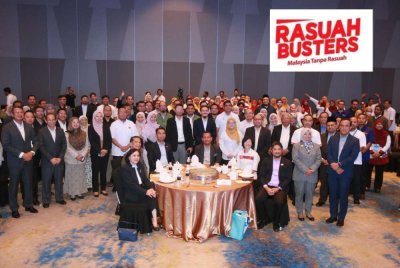 Ahmad Fadzli (duduk, tiga kanan) dan Saipolyazan (duduk, tiga dari kiri) selepas merasmikan buku OACP pada Hari Integriti Kumpulan MBI Selangor 2025 di Klang, pada Selasa.