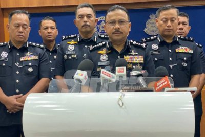 Mohd Yusoff (dua dari kanan) ketika sidang akhbar selepas merasmikan perhimpunan bulanan di IPK Kelantan, Kota Bharu pada Khamis.