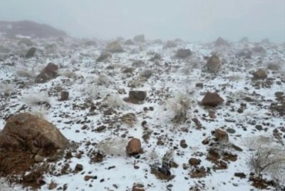 Salji yang melitupi Jabal Al-Lawz di Tabuk menjadikan kawasan pergunungan itu tarikan musim sejuk popular, dengan landskap bertukar putih serta suhu beku melanda kawasan berkenaan. Foto: Saudi Gazette