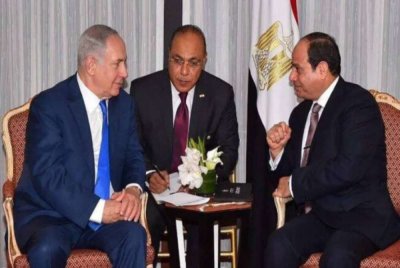Netanyahu bersama Presiden Mesir, Abdel Fattah El-Sisi dalam perbincangan bersama berhubung pemeteraian perjanjian berkenaan.-Agensi