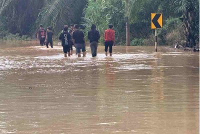 Jalan Jabi-Bukit Tempurong ditutup untuk kenderaan ringan dan berat. Foto Fb JKR Segamat