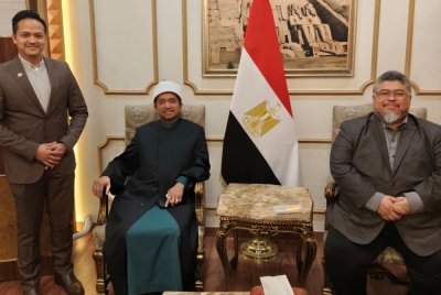 Ahmad Fauwaz (duduk, kiri) ketika membentangkan kertas kerja pada Simposium Fatwa Antarabangsa 2025 di Kaherah, Republik Arab Mesir, Isnin lalu.