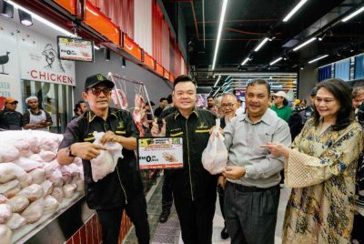ST Rosyam Mart Jakel Square menawarkan lebih 40,000 produk daripada sayur-sayuran tempatan segar, buah-buahan, daging dan ayam berkualiti.