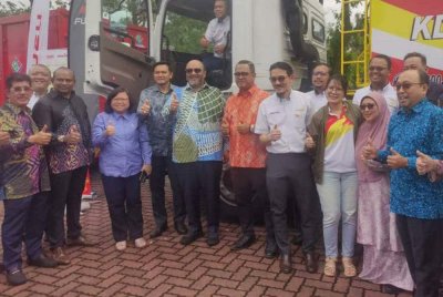 Ahmad Rizal (barisan depan enam dari kanan) dan Amirul Azizan (lima dari kiri) bergambar semasa Majlis Penyerahan Lori Kontrak Baharu Perkhidmatan KDEBWM kepada MBSJ pada Khamis.