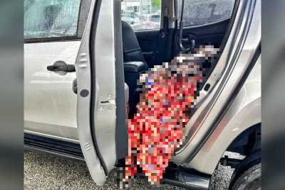 Seorang warden penjara meninggal dunia selepas memeriksa keadaan rumahnya yang dilanda banjir di Taman Seri Inderapura pada Khamis. Foto ihsan pembaca