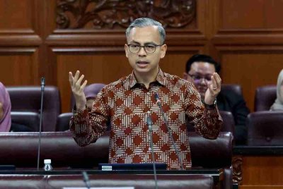 Menteri Komunikasi, Datuk Fahmi Fadzil pada sesi soal jawab lisan sempena Mesyuarat Ketiga, Penggal Keempat Parlimen ke-15 Persidangan Dewan Negara di Bangunan Parlimen hari ini. Foto Bernama 