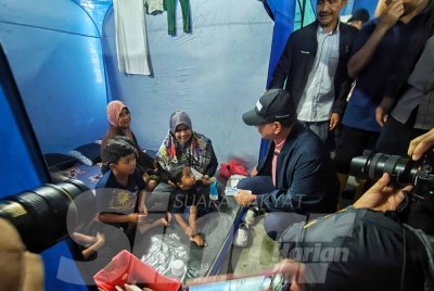 Wan Rosdy bertemu dengan mangsa banjir di PPS di Dewan Orang Ramai Kampung Jaya Gading pada Khamis.