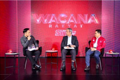 Noor Azleen (kanan) ketika dalam Wacana Sinar ke-484 bertajuk UEC: Apa solusi disebalik kontroversi? di Studio F, Kompleks Kumpulan Karangkraf pada Rabu.