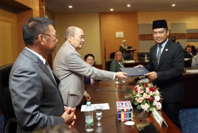 Hajiji menyampaikan watikah pelantikan Setiausaha Politik yang baru dilantik pada majlis tersebut di Menara Kinabalu, Kota Kinabalu.