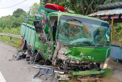 Keadaan lori yang terbabit dalam nahas di KM32 Jalan Renggam - Simpang Renggam pada Khamis. Foto: IPD Kluang