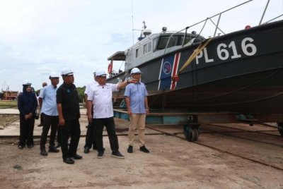 Mohamad meninjau Limbungan Kapal PNK Kuala Kedah pada Khamis.