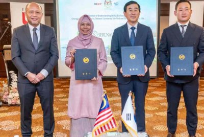 Majlis pertukaran dokumen kerjasama strategik antara MDEC dan kerajaan Chungju City, Korea di Cyberjaya.
