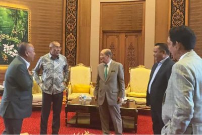 Jafry (kiri) ketika bertemu Hajiji di Kota Kinabalu.