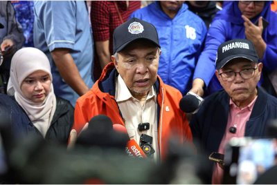 Ahmad Zahid ketika ditemui pemberita semasa melawat PPS di Sekolah Menengah Kebangsaan Paya Besar pada Ahad. Foto Bernama
