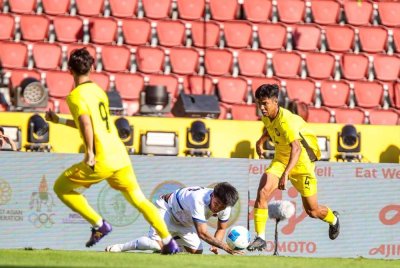 Aksi Harimau Muda menentang Filipina pada perlawanan penentuan pingat gangsa di Stadium Rajamangala pada Khamis. Foto FAM
