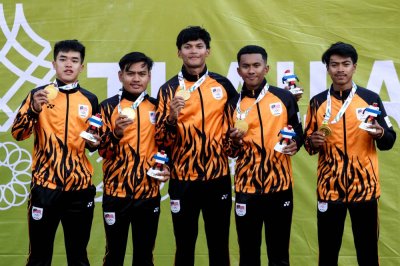 Pelumba basikal trek negara bergambar bersama pingat emas yang dimenangi dalam acara berbasikal trek kejar-mengejar berpasukan lelaki pada temasya Sukan SEA Thailand 2025 di Velodrome Hua Mak, hari ini. Foto Bernama
