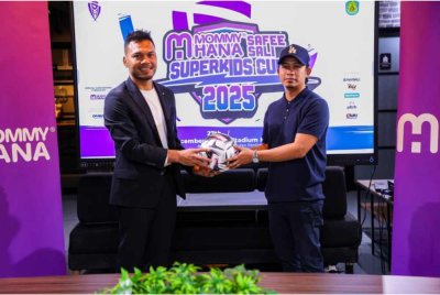 Safee (kiri) dan Mohd Farid selepas sidang media pengumuman Kejohanan MommyHana Safee Sali Superkids Cup 2025.