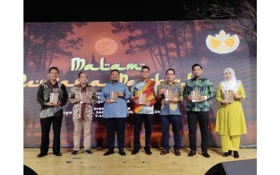 Manndzri (lima dari kanan) menyampaikan cek cura kepada Jaya (dua dari kiri).