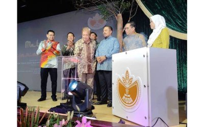 Sasterawan Negara Ke-15, Datuk Rahman Shaari (tiga dari kiri) diiringi Manndzri (tiga dari kanan) melancarkan buku Emas Putih Negara dan Manuskrip Dendam Budak pada majlis berkenaan.