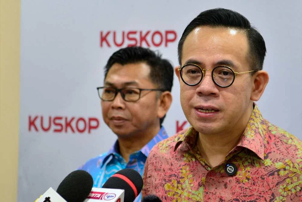 Steven Sim (kanan) bercakap pada sidang media selepas melaporkan diri dan memulakan tugas di kementerian berkenaan pada Khamis. Foto Bernama
