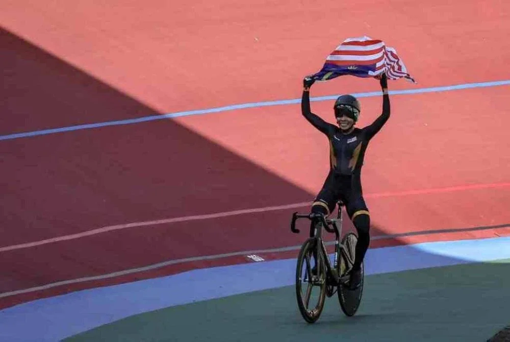 Pelumba basikal trek negara, Nur Aisyah Mohamad Zubir memenangi pingat emas dalam acara scratch wanita pada temasya Sukan SEA Thailand 2025 di Velodrome Hua Mak hari ini. Foto Bernama