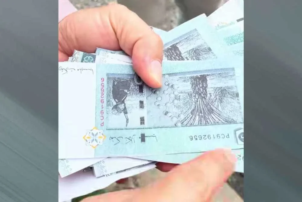 Wang palsu yang didakwa digunakan suspek ketika pembelian emas di sebuah kedai emas di Chabang Tiga, Kuala Terengganu.