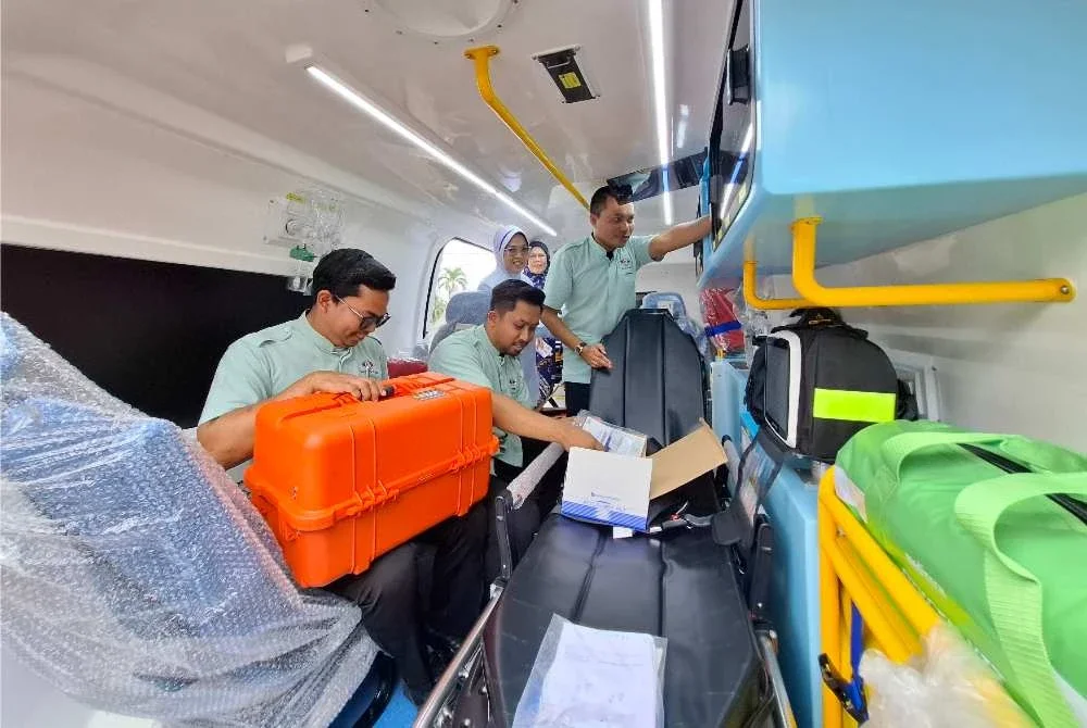 Petugas Klinik Kesihatan Gunung Besout meninjau peralatan perubatan yang disediakan di dalam ambulans diterima.
