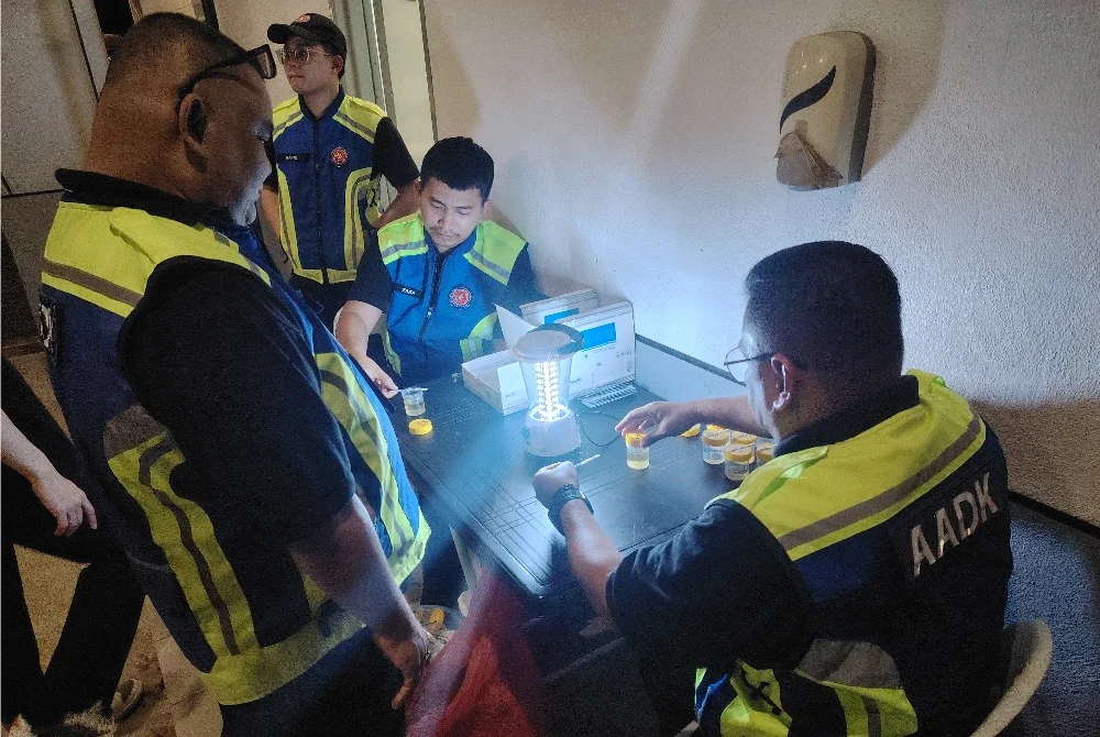 Anggota AADK melakukan proses saringan ujian air kencing.