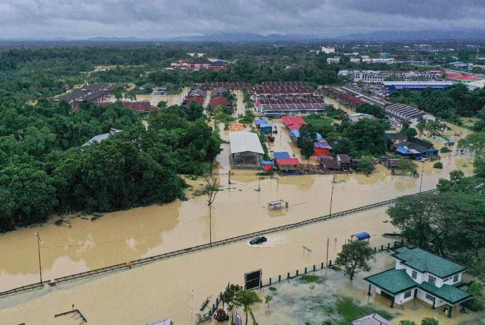 Jalan utama yang menghubungkan Pekan-Kuantan ditenggelami air banjir susulan hujan berterusan ketika tinjauan pada Khamis. Foto Bernama
