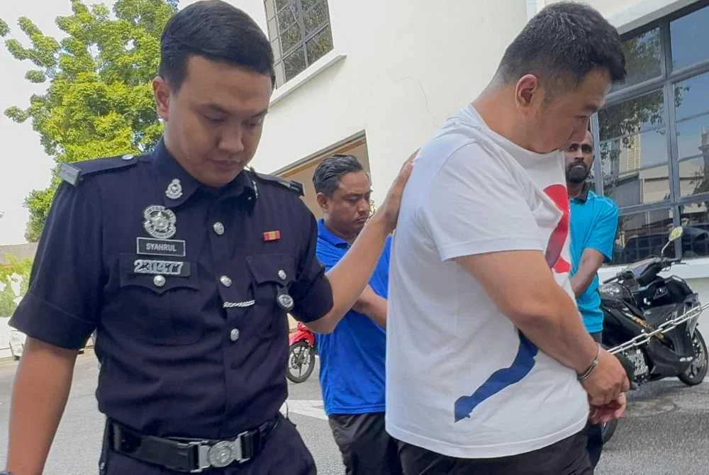 Tertuduh (kanan) dikenakan jaminan RM3,500 selepas mengaku tidak bersalah terhadap pertuduhan membuat ugutan jenayah.