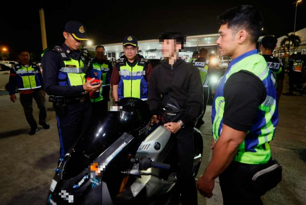 Azrin (dua, kiri) hadir semasa Operasi Bersepadu Khas JPJ Negeri Selangor di Plaza Tol Sungai Ramal Kajang pada Khamis malam. Foto Bernama