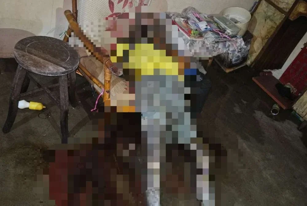 Mayat warga emas terbaring di atas kerusi di ruang tamu di rumahnya di Taman Seri Inderapura ditemui jirannya selepas terhidu bau busuk. Foto Polis Kuantan 