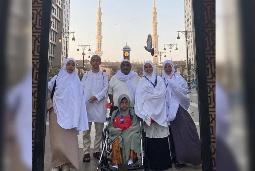 HANI MASTURA (kiri) dan Muhammad Hilman (dua dari kiri) bersama ibu bapa dan dua lagi ahli keluarganya ketika berada di Masjid Nabawi, Madinah pada Ogos lalu. 