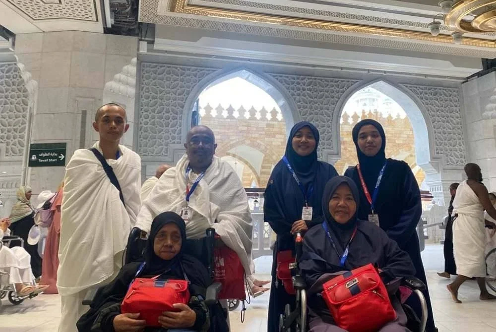MUHAMMAD HILMAN (berdiri kiri) dan HANI MASTURA (berdiri kanan) turut berbakti kepada ahli keluarganya yang lain dalam menyempurnakan ibadah umrah.