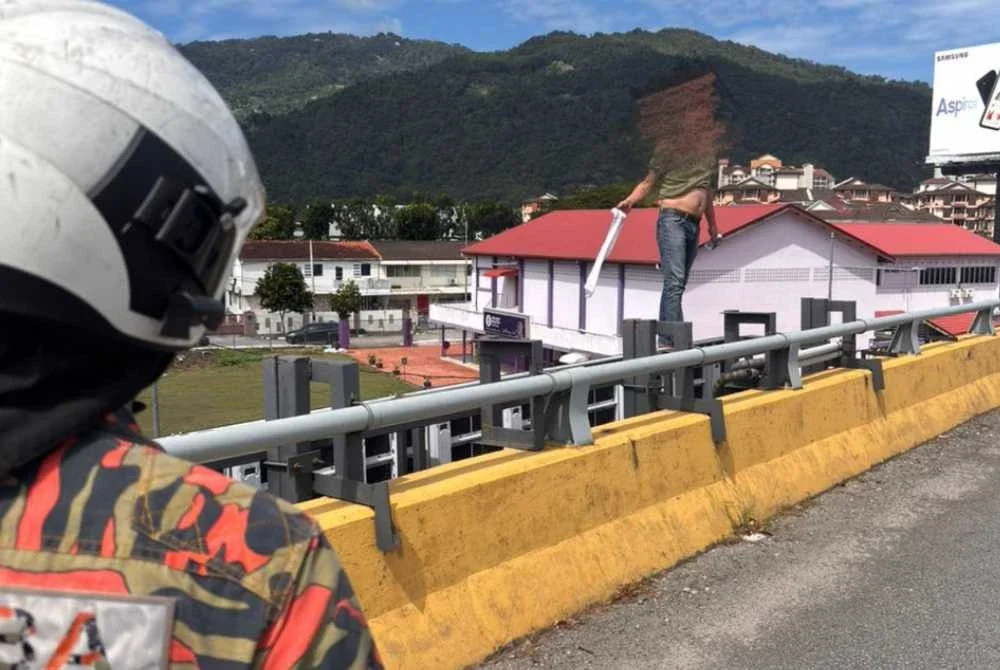 Seorang lelaki didapati memajat 'flyover' di Jalan Masjid Negeri pada tengah hari Jumaat.